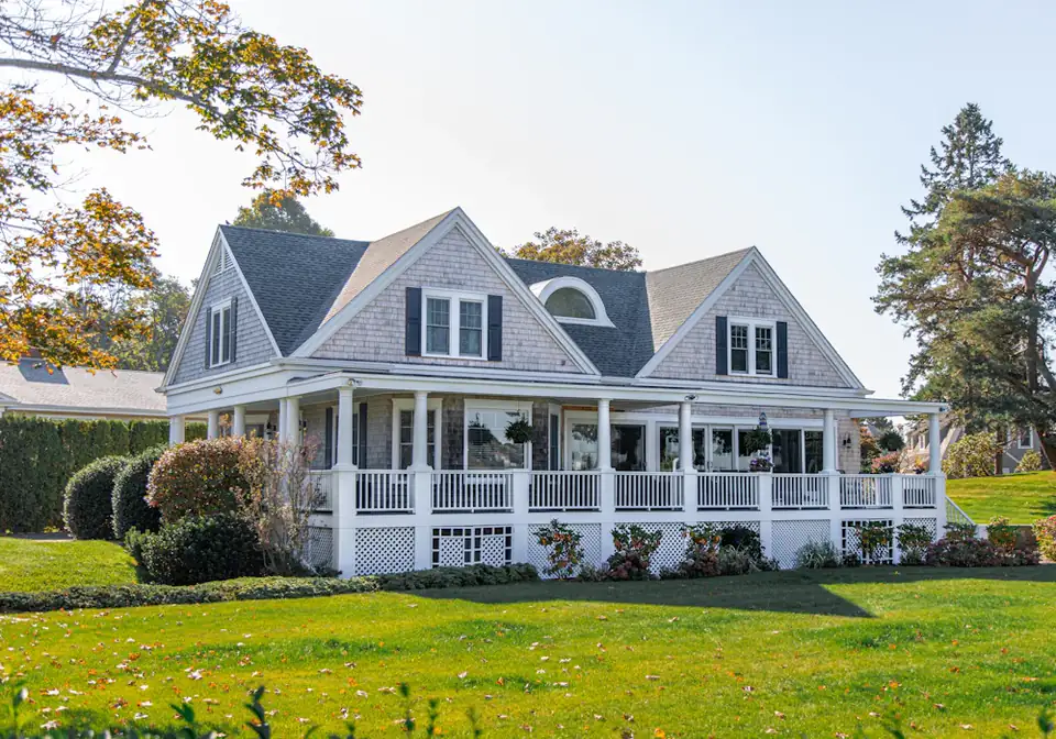 Independent house with a lawn and porch